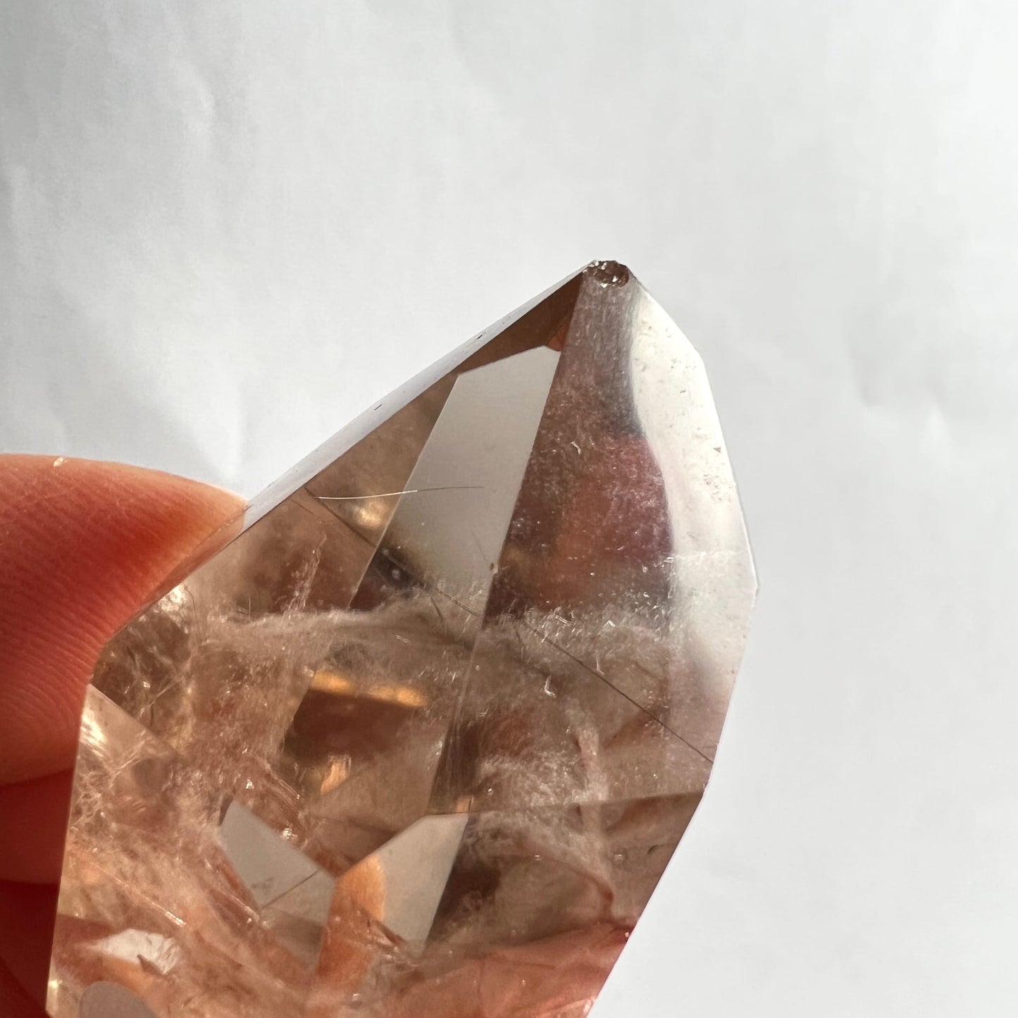 Amphibol Quarz Tower Variante C | in der Hand | Spitze | feine Rutilnadeln | transparenter Körper | Happy Minerals