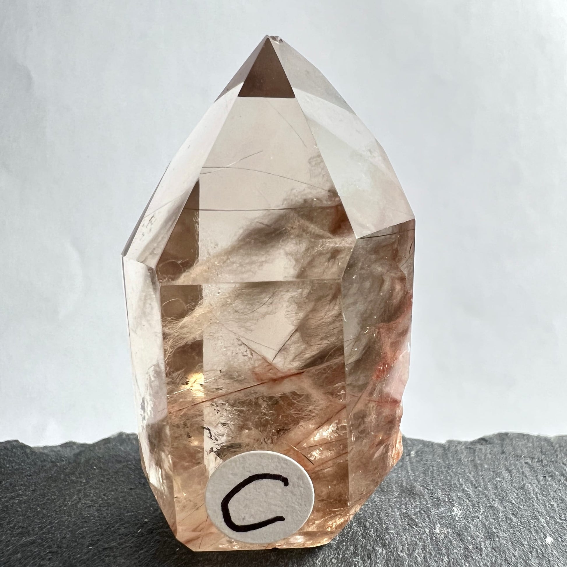Amphibol Quarz Tower Variante C | stehend | klarer Quarz | zarte rote Einschlüsse | Brasilien | Happy Minerals