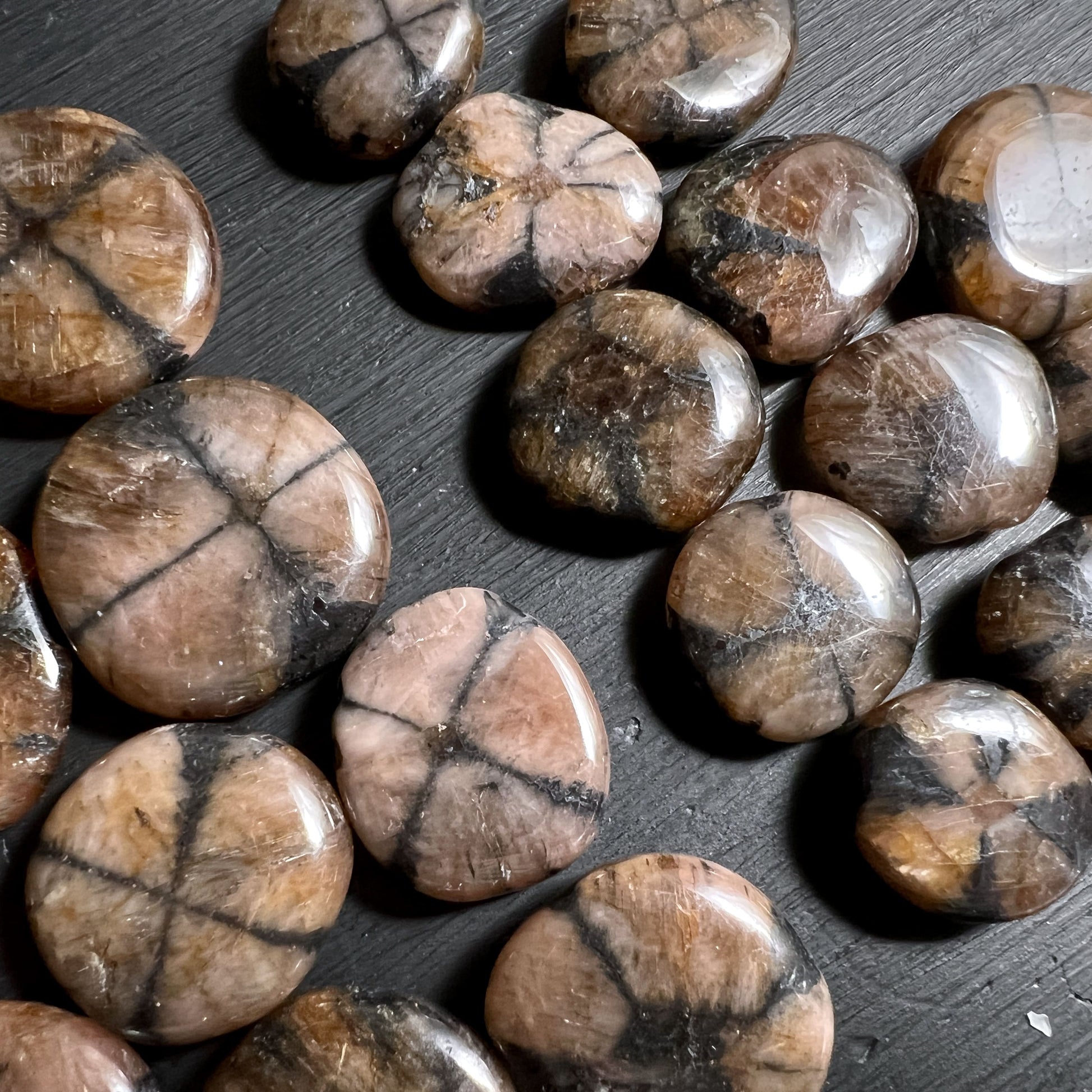 Chiastolith Stein für Wurzelchakra und energetische Balance
 | Happy Minerals