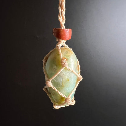 Andenopal Anhänger | hängend | Makramee-Netz | rote Achat-Perle | Happy Minerals | sanftes Grün