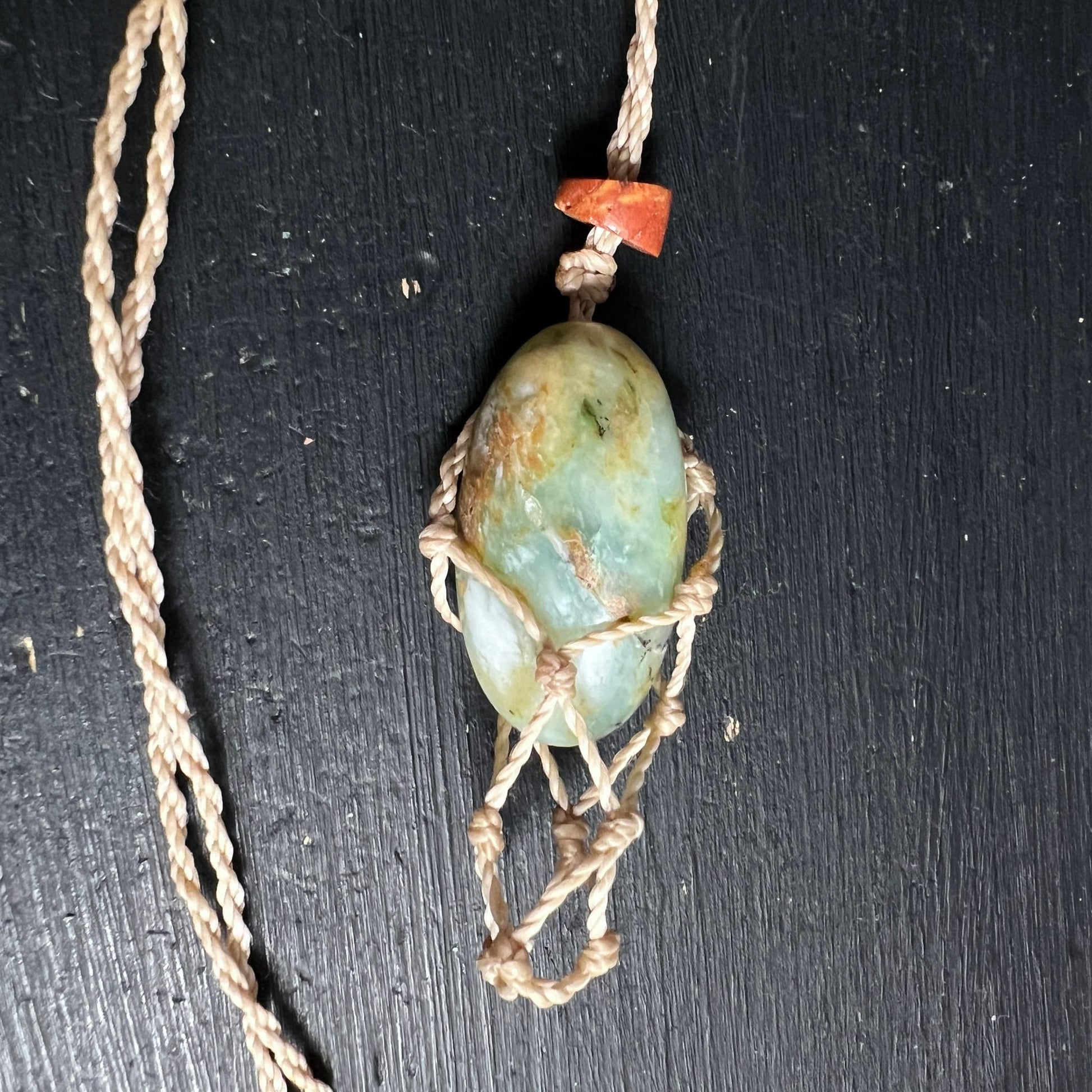 Andenopal Detail | Makramee-Muster | rote Achat-Perle | Happy Minerals | grün-goldene Einschlüsse
