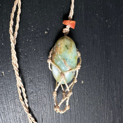 Andenopal Detail | Makramee-Muster | rote Achat-Perle | Happy Minerals | grün-goldene Einschlüsse