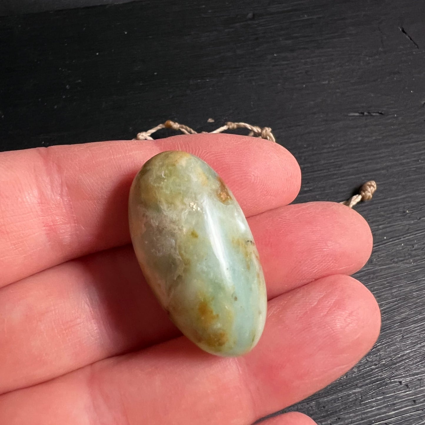 Andenopal in der Hand | zarte Farbnuancen | Happy Minerals | Trommelstein | Peru | Naturstein-Detail