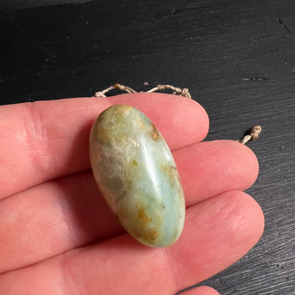 Andenopal in der Hand | zarte Farbnuancen | Happy Minerals | Trommelstein | Peru | Naturstein-Detail