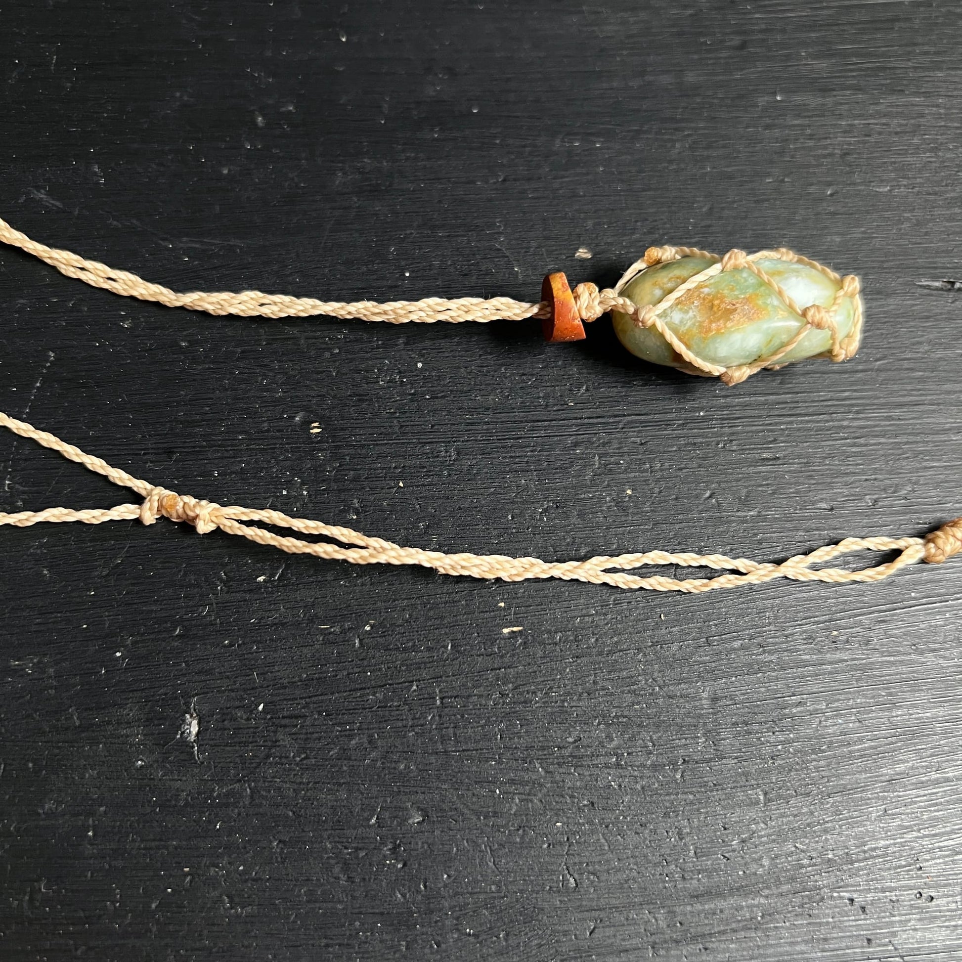 Andenopal Kette | geknüpfte Kordel | Draufsicht | Happy Minerals | Trommelstein | Unikat