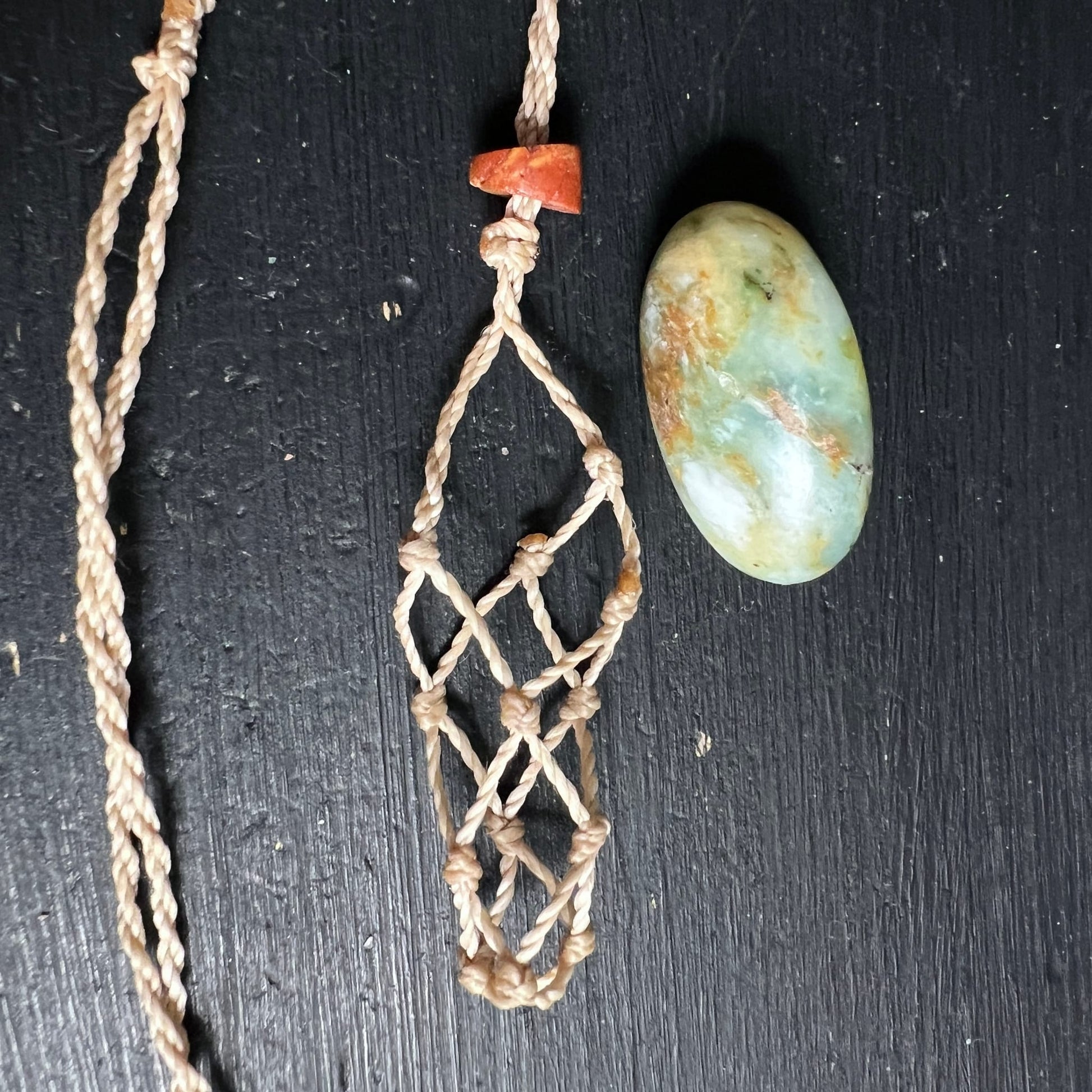 Andenopal Stein und leeres Makramee-Netz | Happy Minerals | Handarbeit | Peru | Naturstein