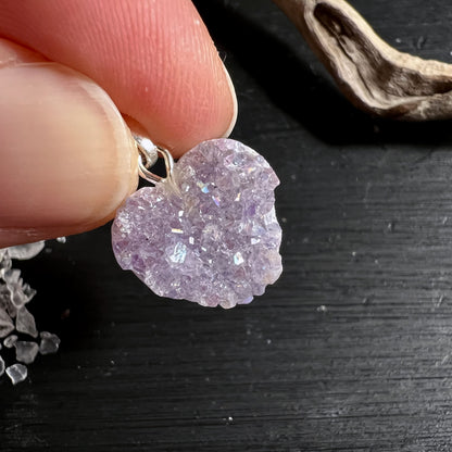 Angel Aura Amethyst Herz Anhänger 22x16mm mit 925 Silberöse auf dunklem Hintergrund