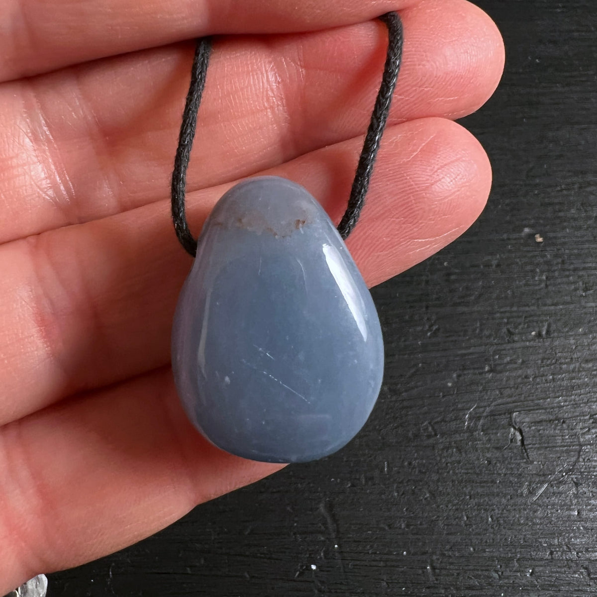 Angelit Stein | In der Hand gehalten | Größenvergleich | Sanftes Blau | Happy Minerals | Variante 2