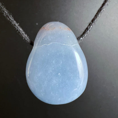 Angelit Nahaufnahme | Feine Risslinie | Rostbraune Kruste | Himmelblauer Glanz | Happy Minerals | Variante 3