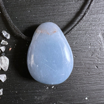 Angelit Anhänger | Tropfenform | Zartblaue Nuancen | Bergkristall Deko | Happy Minerals | Variante 1
