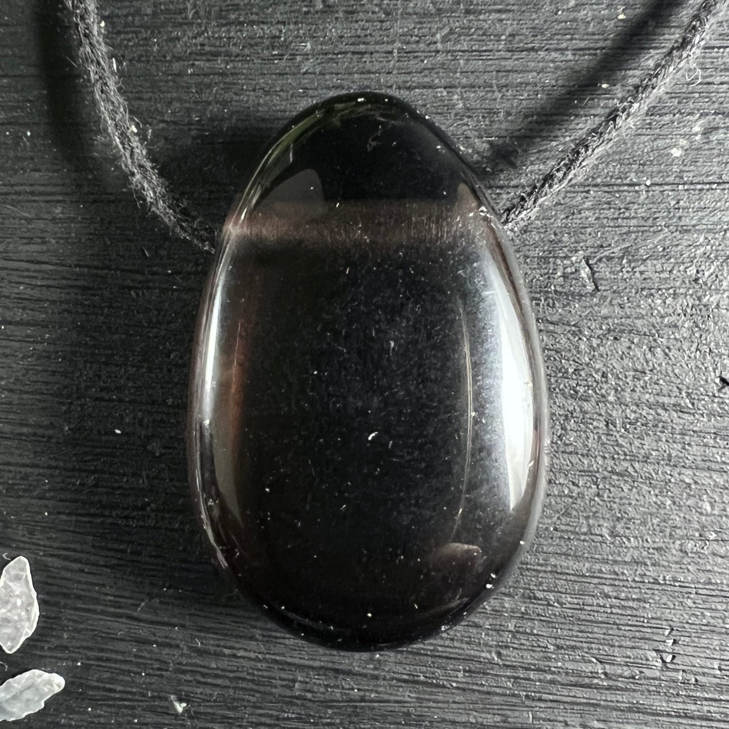 Apachenträne Mexico | glänzend schwarz | Draufsicht | schwarzes Band | Happy Minerals