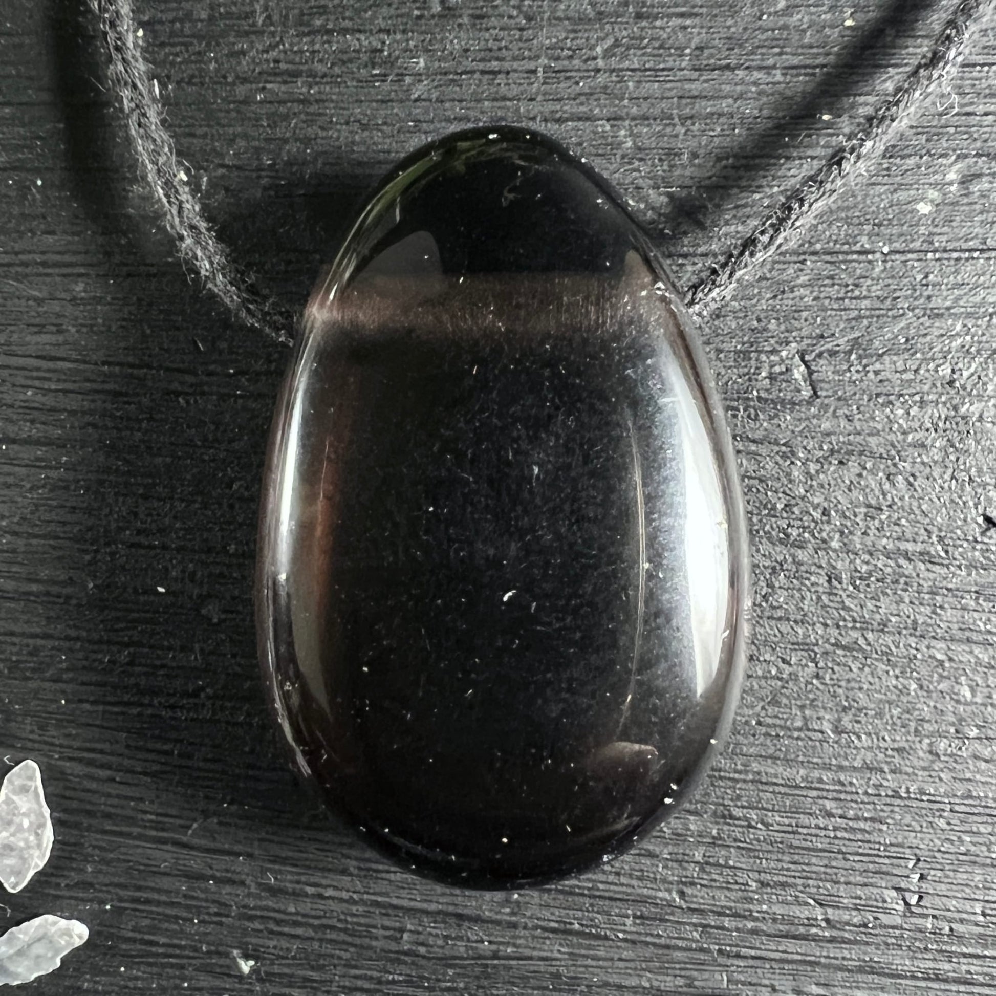 Apachenträne Mexico | glänzend schwarz | Draufsicht | schwarzes Band | Happy Minerals