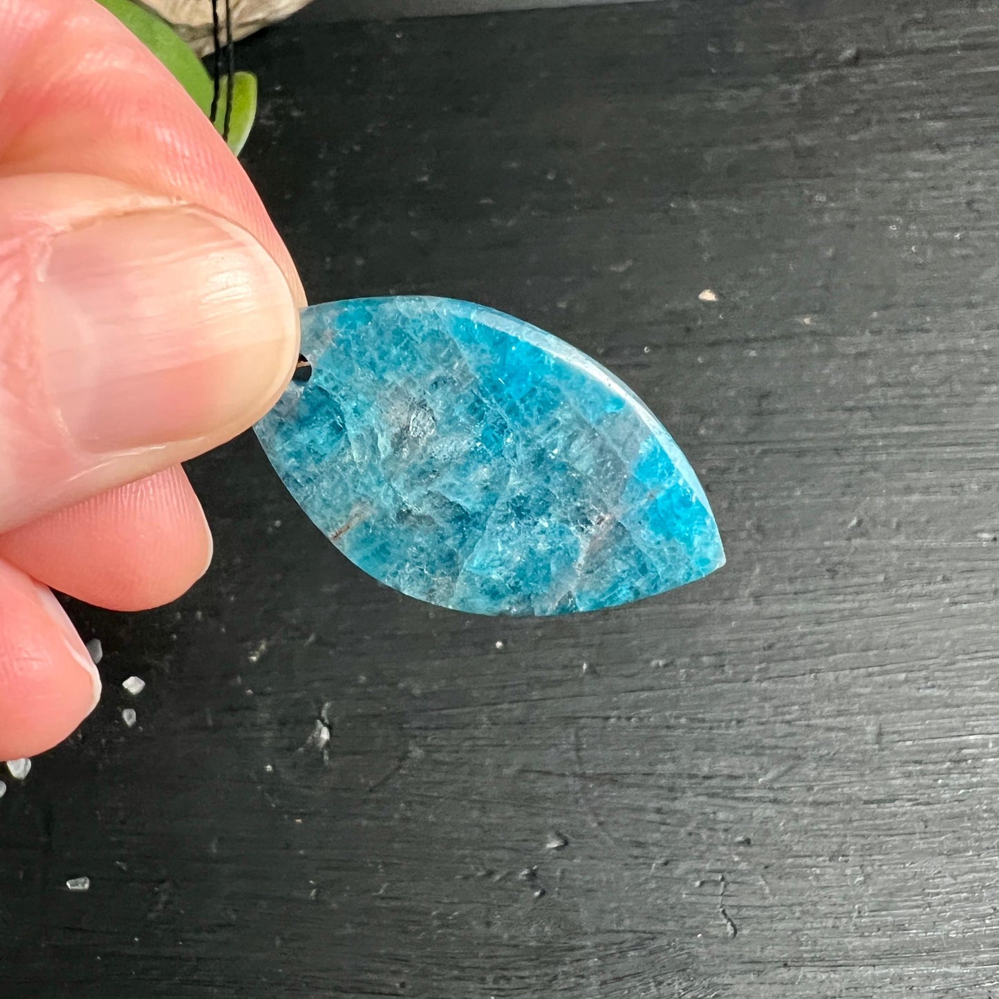 Apatit Marquise Anhänger Vorderseite in strahlendem Karibikblau