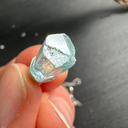Aquamarin Naturspitze in eisblau-mintgrün, transparent mit dunklen Einschlüssen, raue Oberfläche, Silberfassung | Happy Minerals