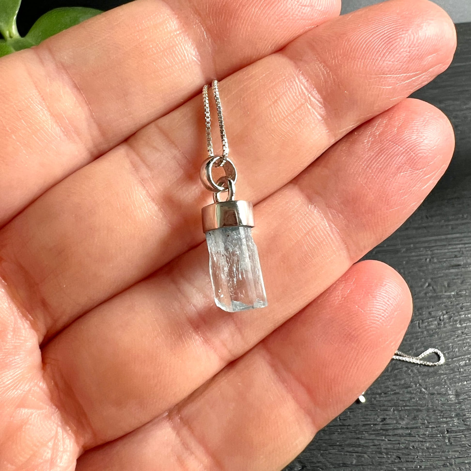 Aquamarin Anhänger: eisblau-klare Naturspitze mit weissen Schlieren, Rohform, silberne Fassung | Happy Minerals
