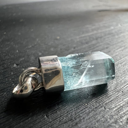 Aquamarin Naturkristall-Anhänger, eisblau-transparent mit sichtbaren Wachstumslinien, Stabform, Silberfassung | Happy Minerals
