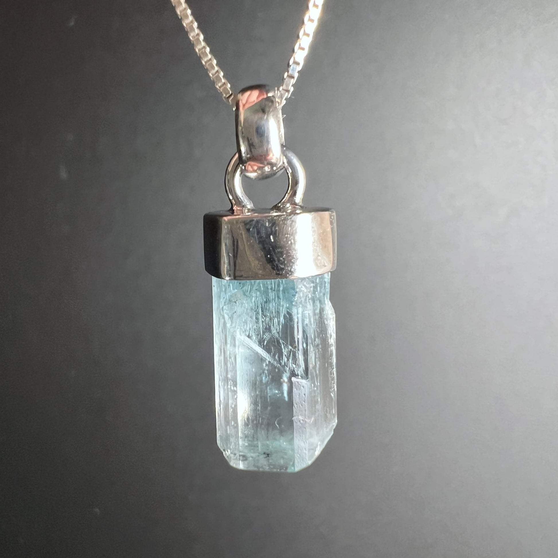 Aquamarin Naturkristall-Anhänger, eisblau-transparent mit Längsstreifen, Stabform, rohe Oberfläche, 925 Silberfassung | Happy Minerals