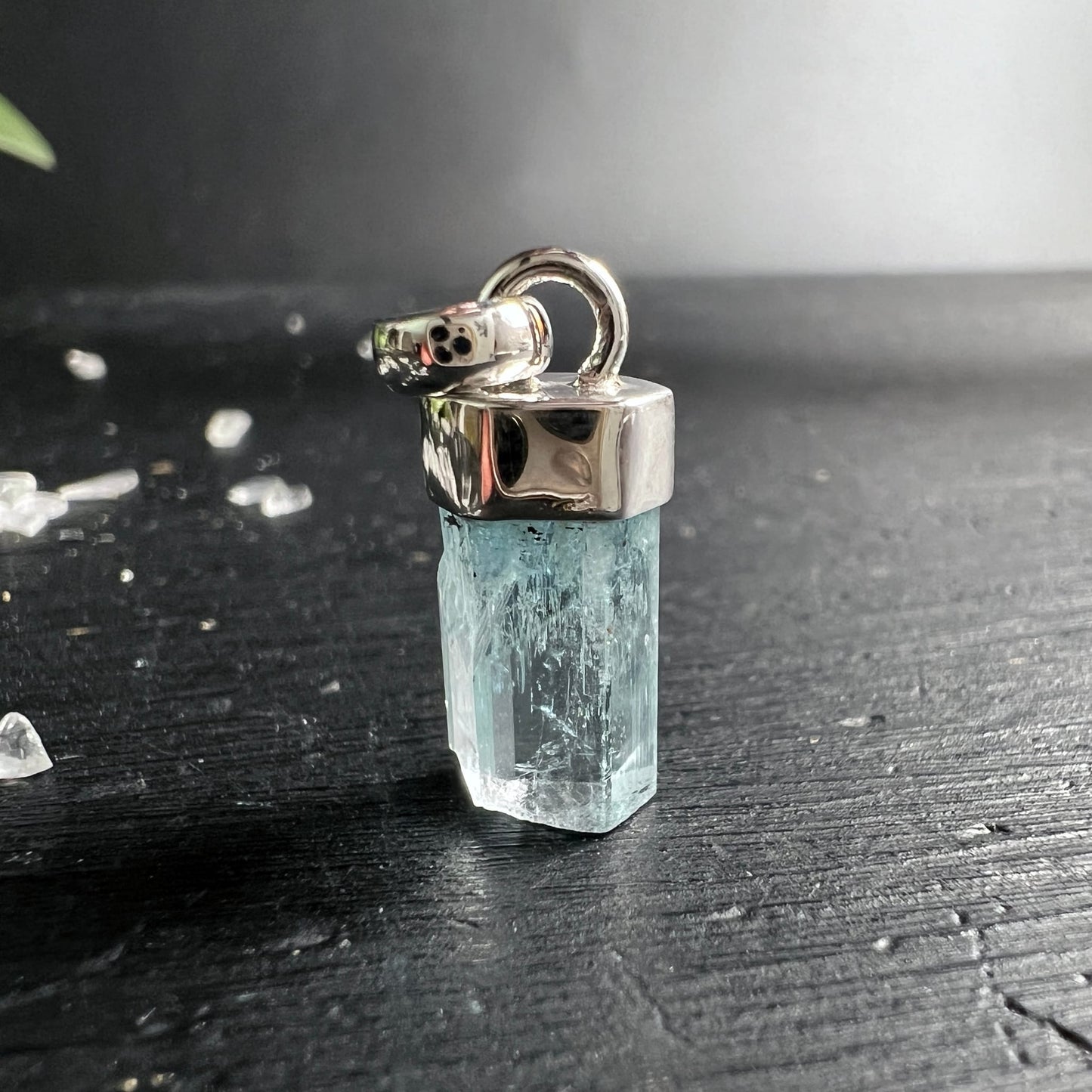 Aquamarin Anhänger: eisblau-transparenter Rohkristall, Stabform, silbrige Einschlüsse, Silberfassung | Happy Minerals