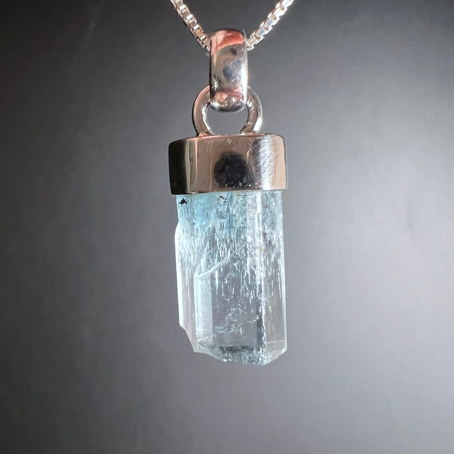 Aquamarin Naturkristall hellblau-transparent, prismatische Rohform mit vertikalen Streifen, Silberfassung | Happy Minerals