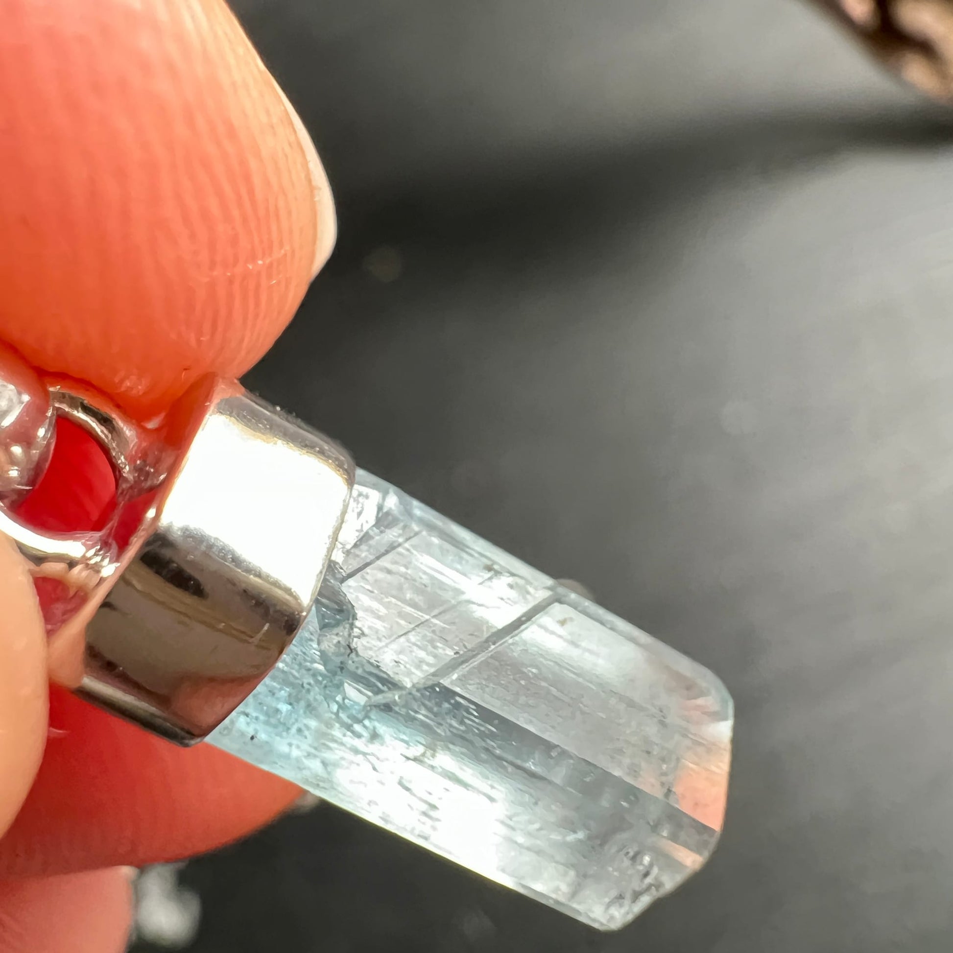 Aquamarin Anhänger Naturspitze, eisblau-transparent mit vertikalen Streifen, Silberfassung, roh | Happy Minerals