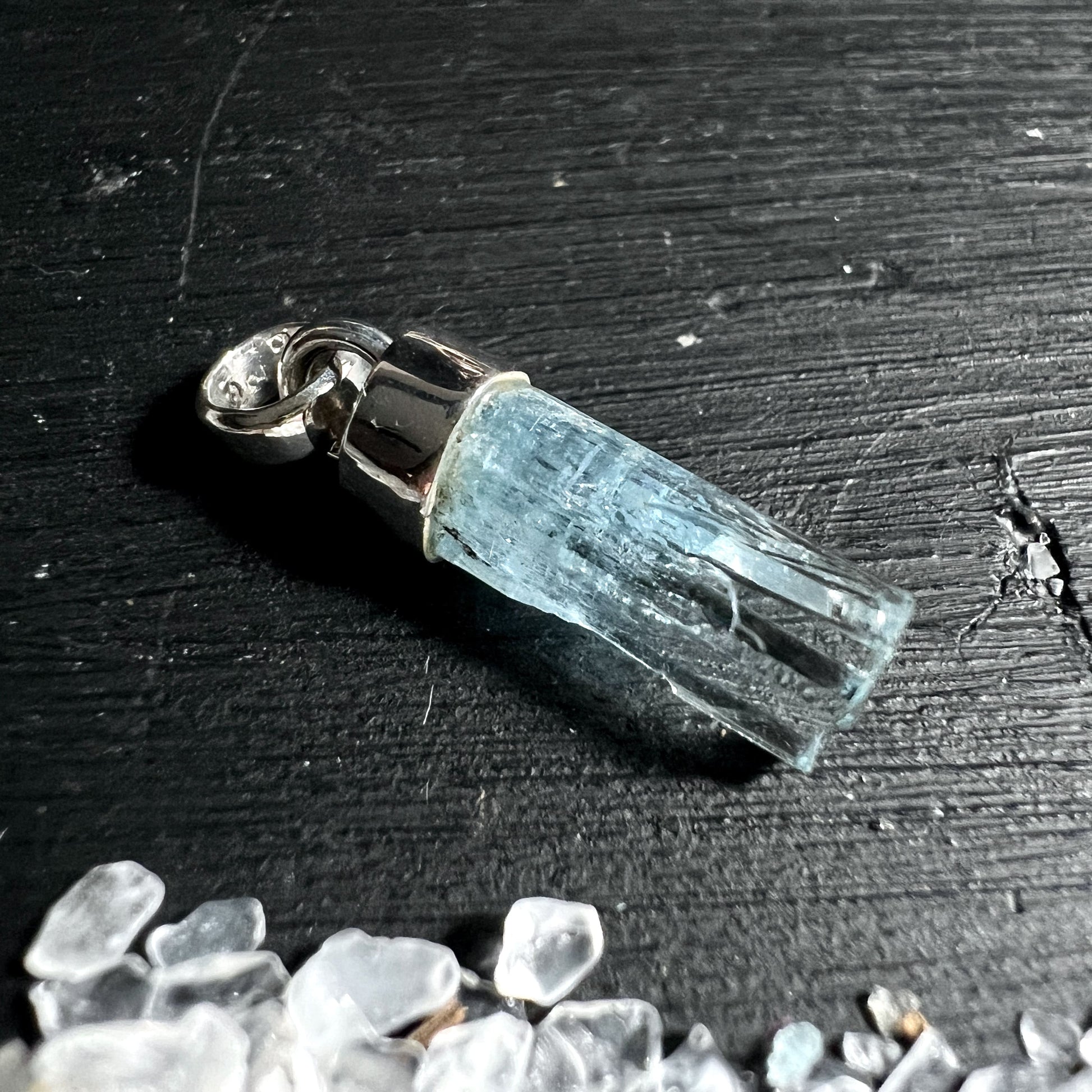 Aquamarin Anhänger Naturspitze aus Erongo Namibia in 925 Silber