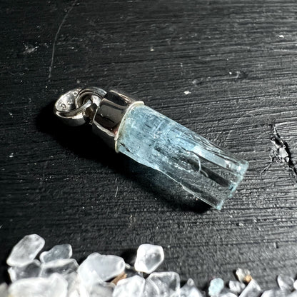 Aquamarin Anhänger Naturspitze aus Erongo Namibia in 925 Silber