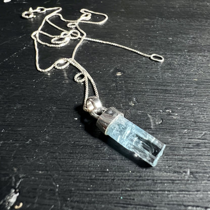 Aquamarin Anhaenger kombiniert mit feiner Silberkette