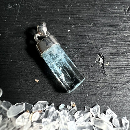 Aquamarin Naturkristall aus Namibia Erongo als Schmuckanhaenger