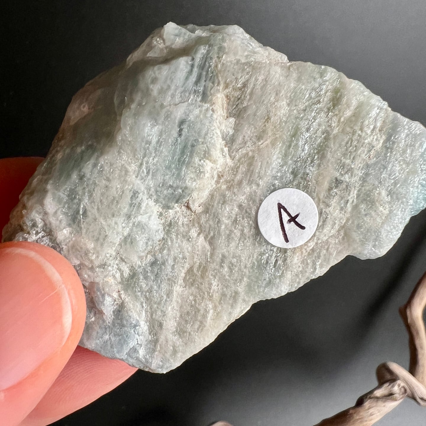 Aquamarin Rohstein A | Brasilien | eisblau transparent | natürliche Kristallstruktur | Happy Minerals Edelstein