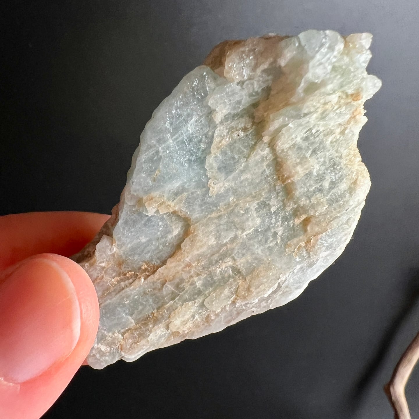 Aquamarin Rohstein A | Rückseite | eisblau schimmernd | natürliche Spaltflächen | Happy Minerals Kristall