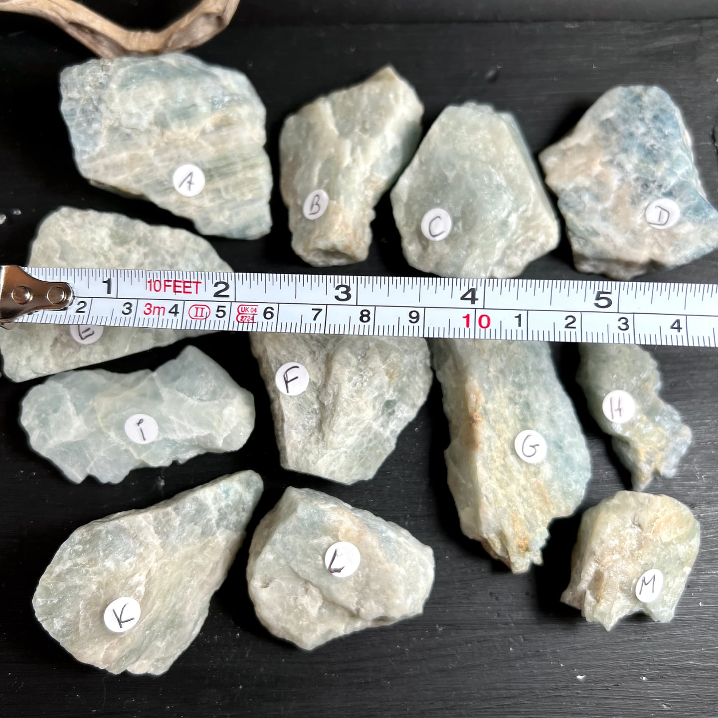 Aquamarin Rohsteine | Brasilien | Maßband Größenvergleich | eisblau kristallin | Happy Minerals Natursteine