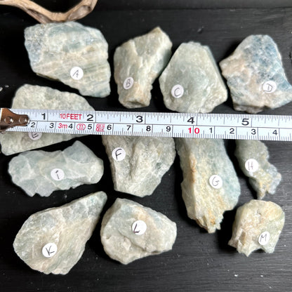 Aquamarin Rohsteine | Brasilien | Maßband Größenvergleich | eisblau kristallin | Happy Minerals Natursteine