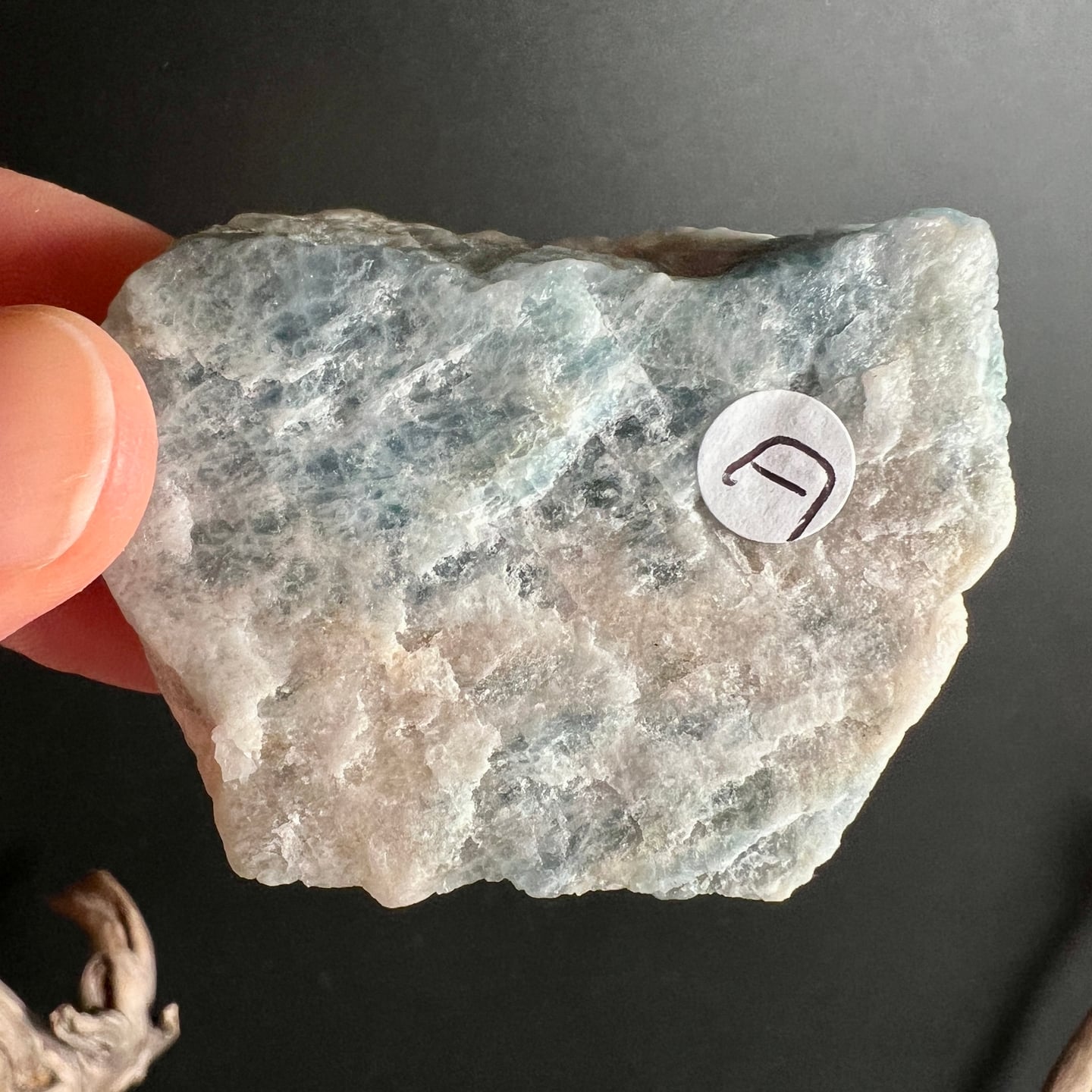 Aquamarin Rohstein D | Brasilien | eisblau rosa Einschlüsse | natürliche Kristallflächen | Happy Minerals