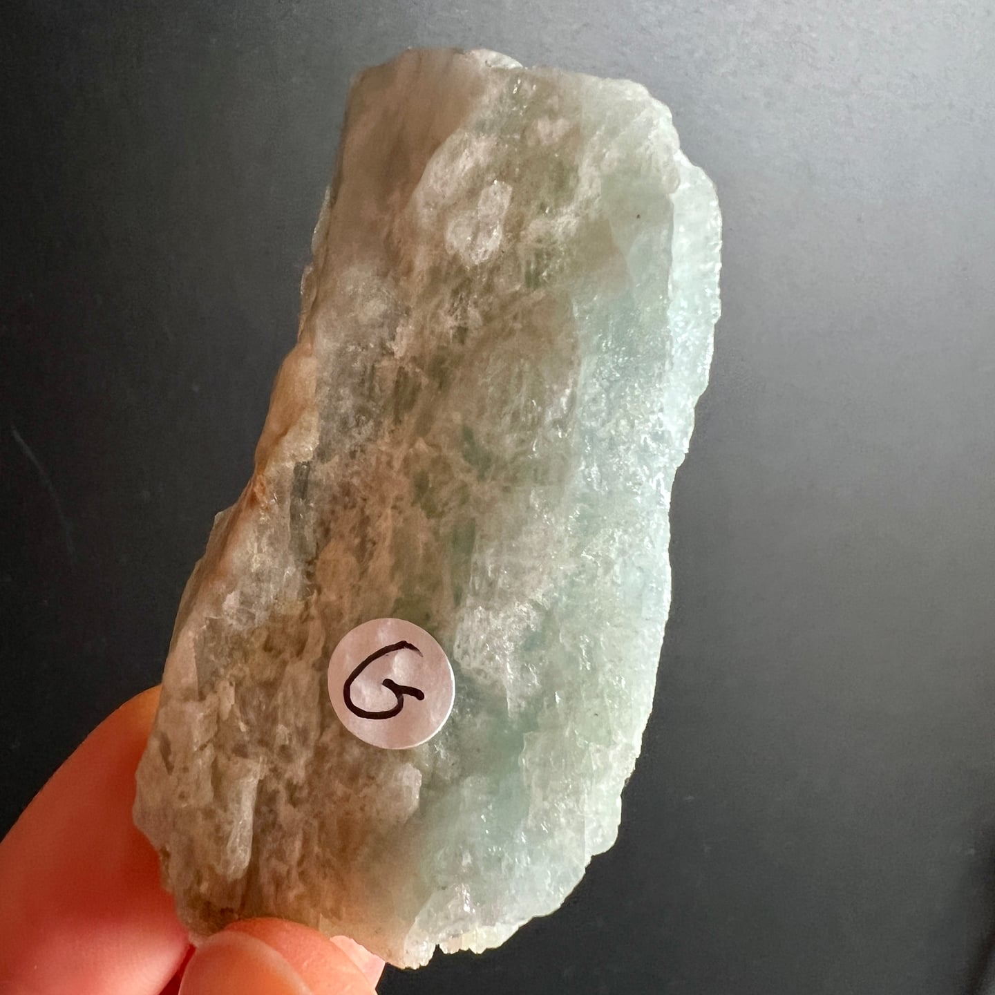 Aquamarin Rohstein G | Seitenansicht | blaugrün orange Schichtung | natürliche Struktur | Happy Minerals