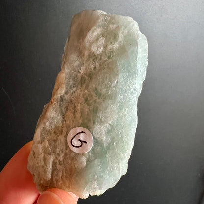 Aquamarin Rohstein G | Seitenansicht | blaugrün orange Schichtung | natürliche Struktur | Happy Minerals