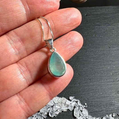 Facettierter Aquapras Anhänger Tropfenform Silberfassung im Detail | Happy Minerals