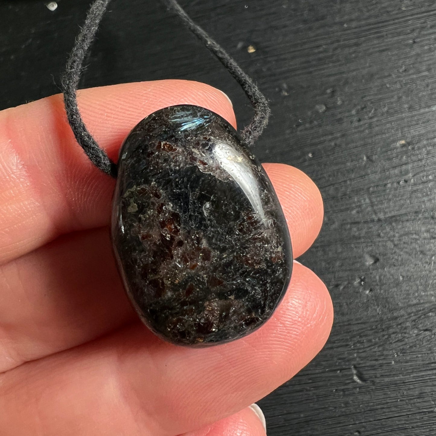 Arfvedsonit Anhänger in Hand | Kanada | Größenvergleich | Dunkle Farbnuancen | Glänzende Oberfläche | Happy Minerals