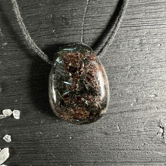 Arfvedsonit Tropfen Anhänger | Kanada | Dunkelgrün schimmernd | Graue Kordel | Holzuntergrund | Happy Minerals