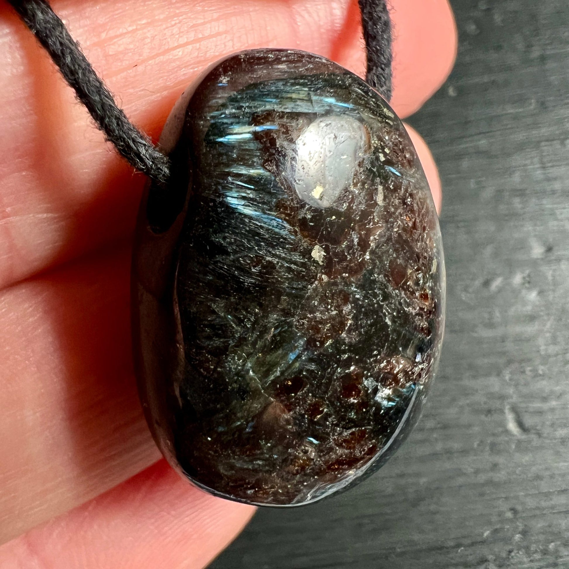 Arfvedsonit Tropfen Detail | Kanada | Bläuliche Schimmer | Rötliche Einschlüsse | Polierte Oberfläche | Happy Minerals