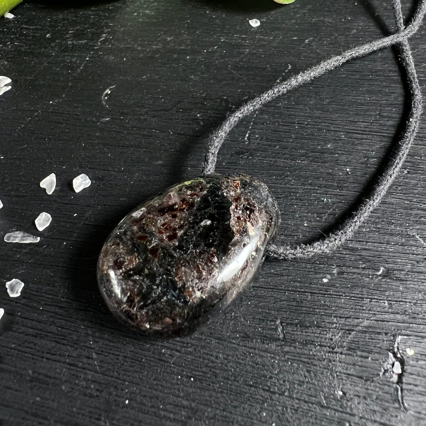 Arfvedsonit Tropfen | Kanada | Flache Form | Grüne Reflexe | Natürliche Maserung | Holzhintergrund | Happy Minerals