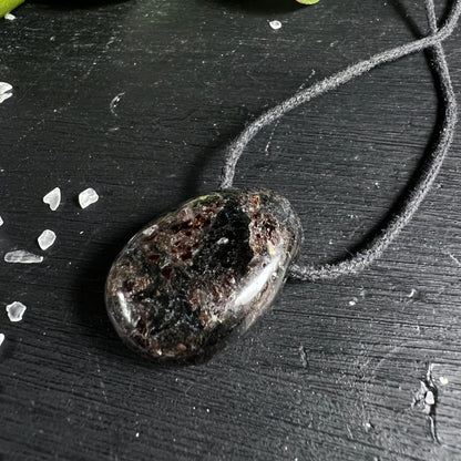 Arfvedsonit Tropfen | Kanada | Flache Form | Grüne Reflexe | Natürliche Maserung | Holzhintergrund | Happy Minerals