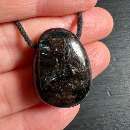 Arfvedsonit Unikat | Kanada | Grünbraune Maserung | Metallische Reflexe | Fingervergleich | Naturstein | Happy Minerals