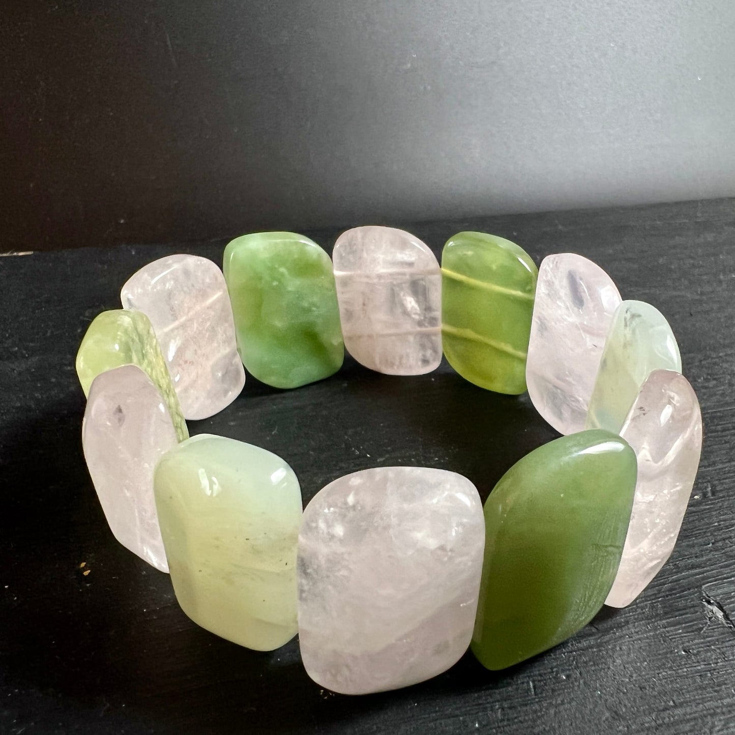 Breites Armband | Rosenquarz | Serpentin | changierende Grüntöne | zartrosa Steine | Madagaskar | Happy Minerals