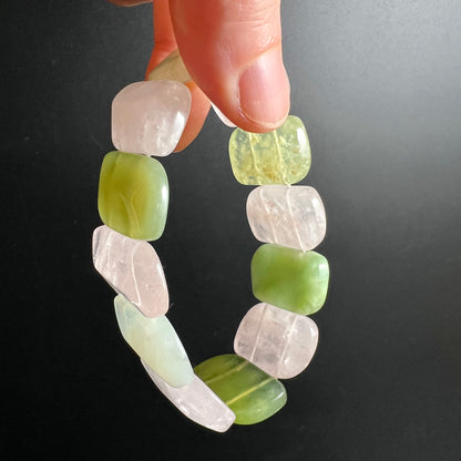 Rosenquarz-Serpentin Armband | zwischen Fingern gehalten | Detailansicht | flache Steine | Happy Minerals
