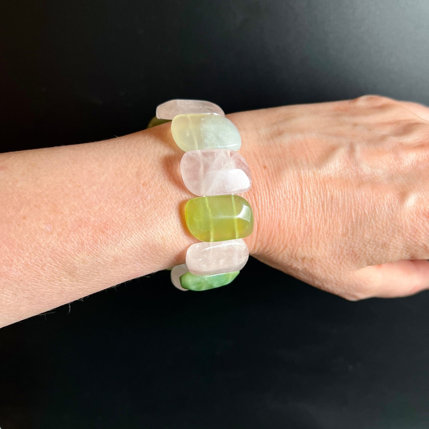Rosenquarz-Serpentin Armband | am Handgelenk getragen | sanftes Rosa | frisches Olivgrün | Happy Minerals