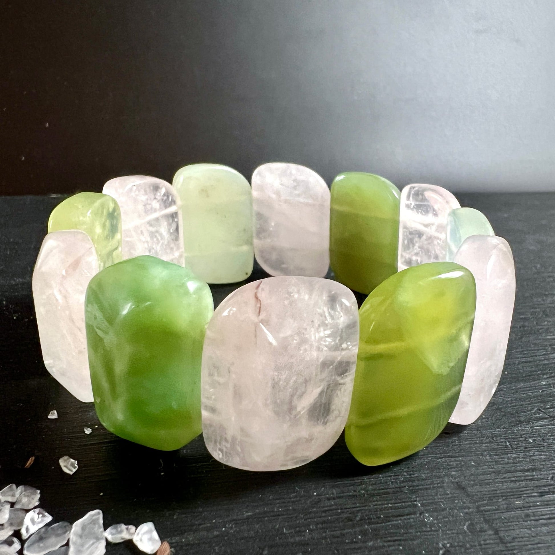 Breites Armband | Rosenquarz | Serpentin | zarte Rosatöne | frisches Grün | Madagaskar | Unikat | Happy Minerals