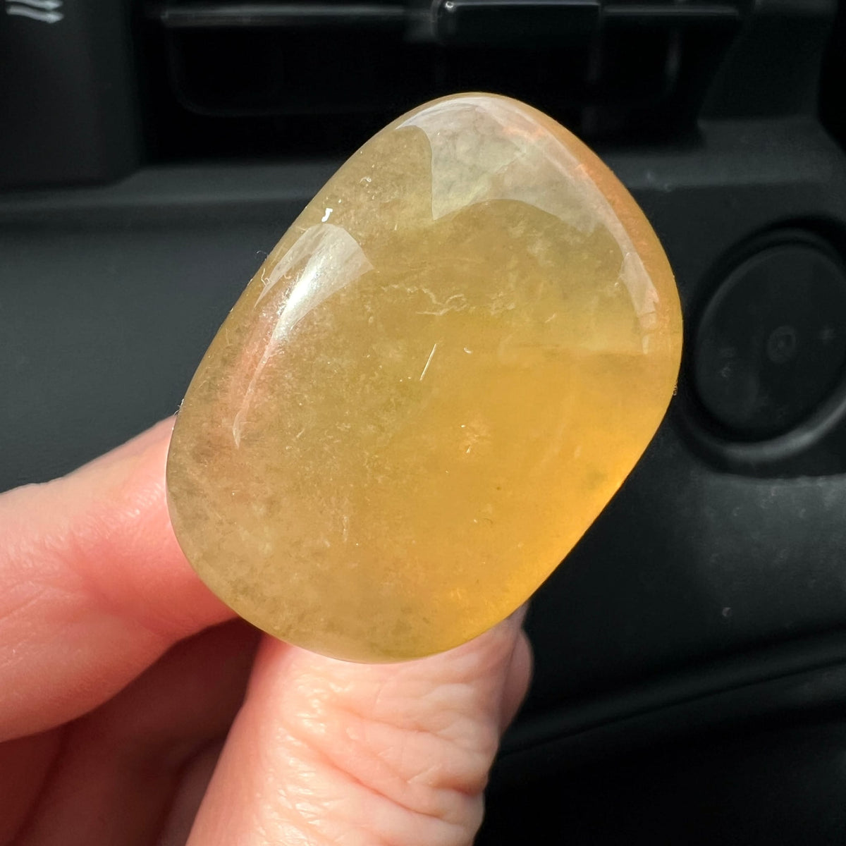 Auto Clip | gelber Fluorit | honiggelb | warm leuchtend | transluzent poliert | Happy Minerals