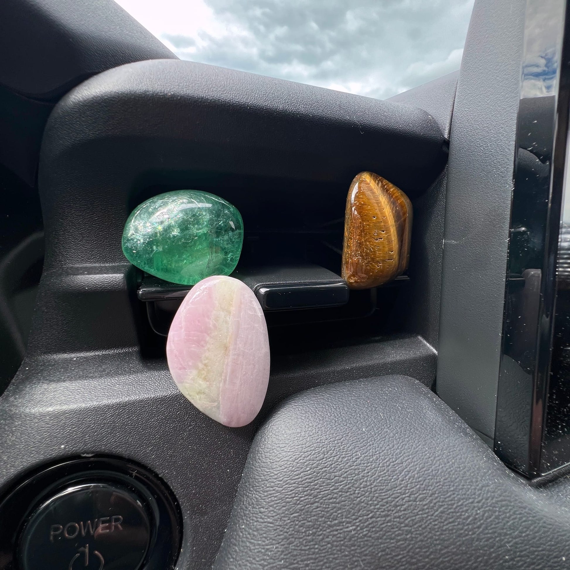 Grüner Fluorit, Tiger Eye braun-golden, rosa Aragonit poliert – drei Trommelsteine am Auto-Lüftungsclip | Happy Minerals