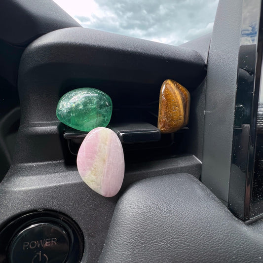 Grüner Fluorit, Tiger Eye braun-golden, rosa Aragonit poliert – drei Trommelsteine am Auto-Lüftungsclip | Happy Minerals