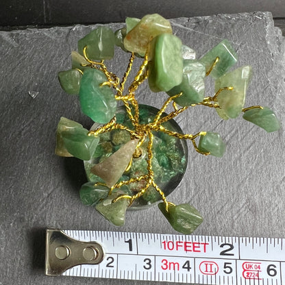 Aventurin Edelsteinbaum | Vogelperspektive | satte Grüntöne | fächerförmig | goldener Draht | Brasilien | Happy Minerals